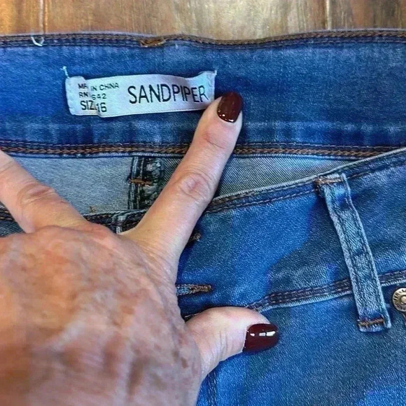 Sandpiper PushUp Jean Capris - Picture 3 of 9